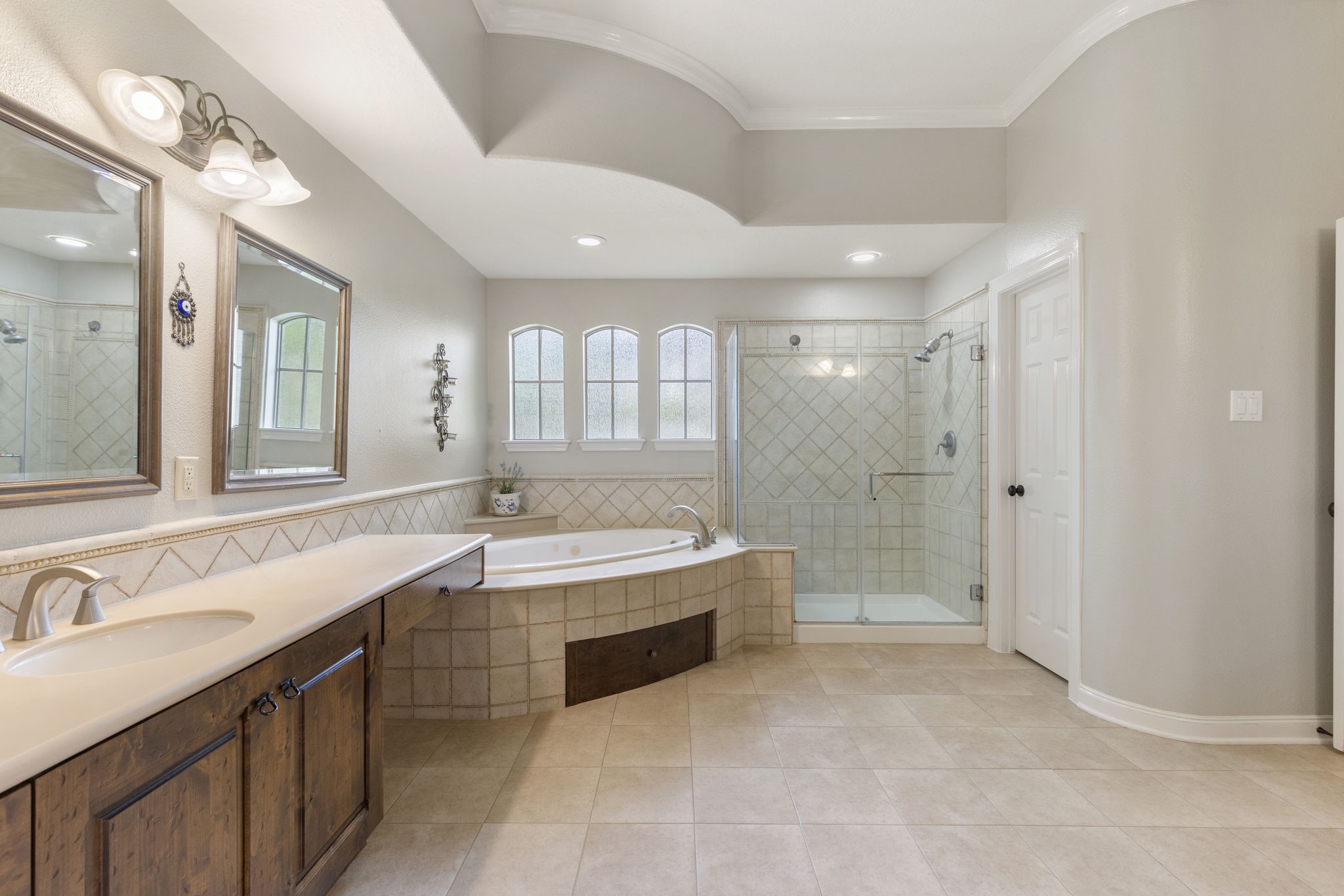 107 East Mirror Ridge Circle The Woodlands, TX 77382 - Photo 33 of 47 a bathroom with a tub a sink shower and mirror