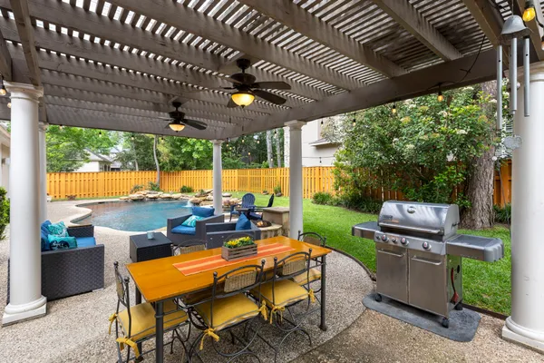 $1,100,000 | 107 East Mirror Ridge Circle, The Woodlands, TX 77382