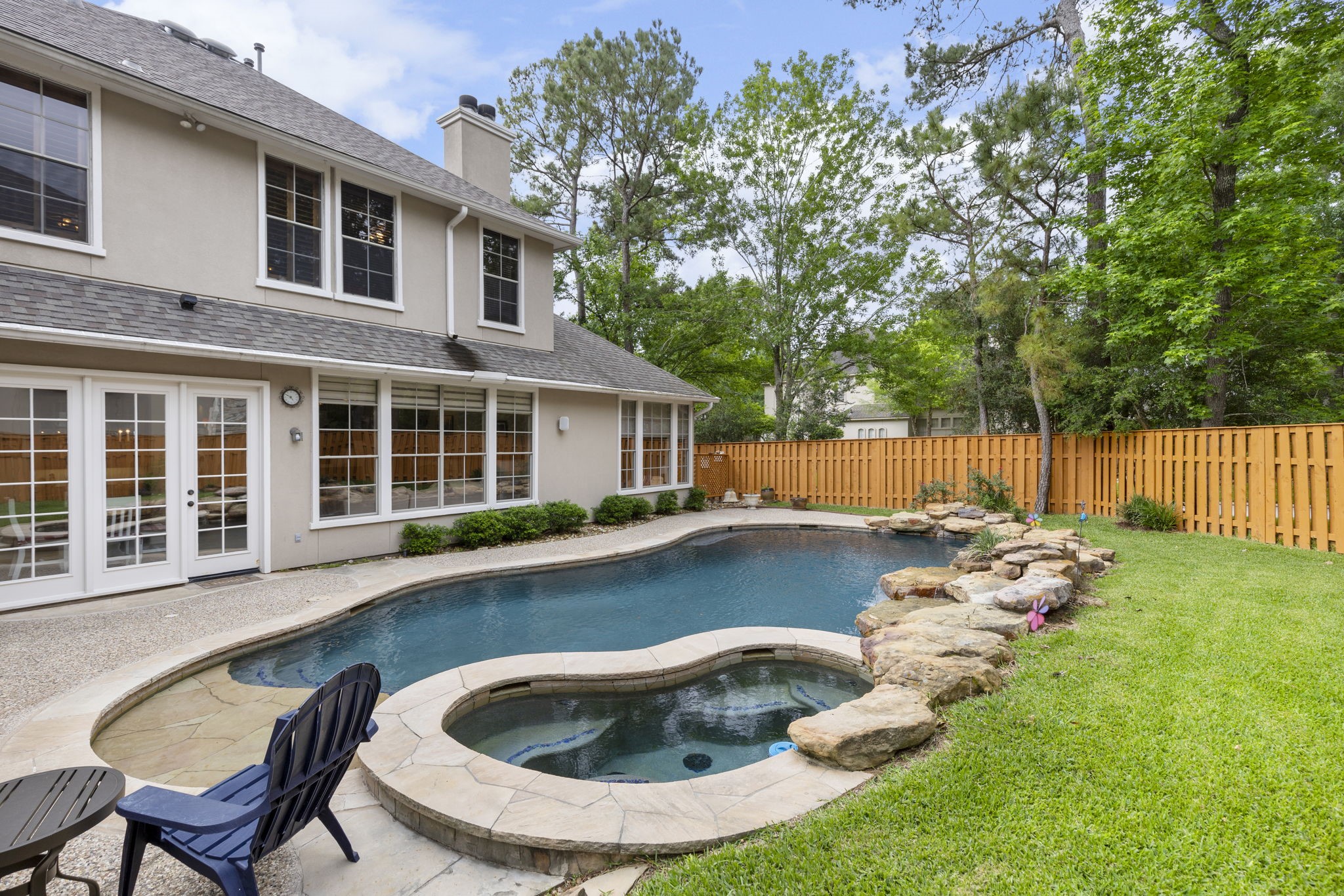 107 East Mirror Ridge Circle The Woodlands, TX 77382 - Photo 6 of 47 a backyard of a house with table and chairs
