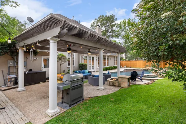 $1,100,000 | 107 East Mirror Ridge Circle, The Woodlands, TX 77382