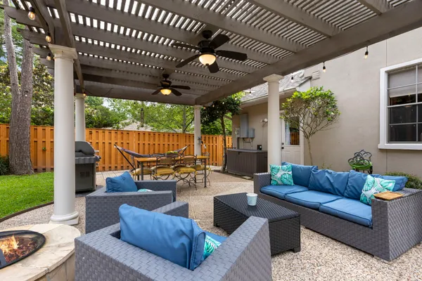 $1,100,000 | 107 East Mirror Ridge Circle, The Woodlands, TX 77382