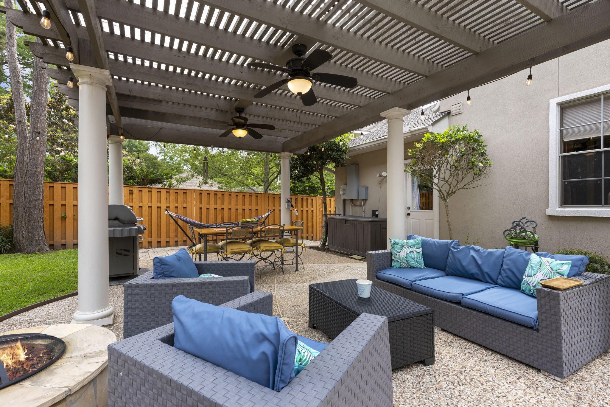 107 East Mirror Ridge Circle The Woodlands, TX 77382 - Photo 8 of 47 a outdoor living space with furniture and garden view