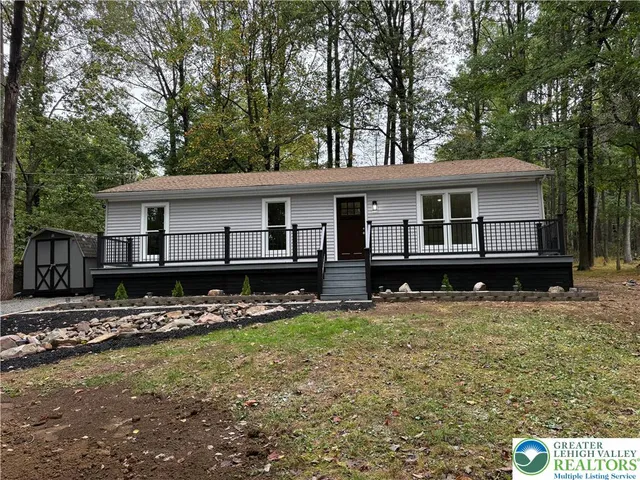 a view of a house with backyard
