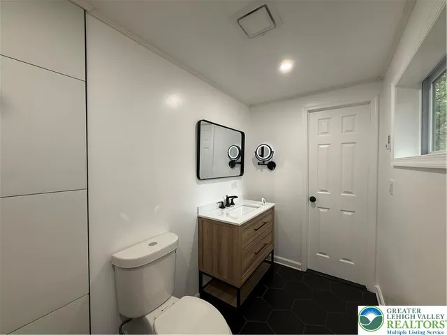 a bathroom with a toilet