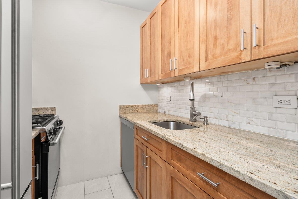 311 East 71st Street, Unit 8H Manhattan, NY 10021 - Photo 7 of 12