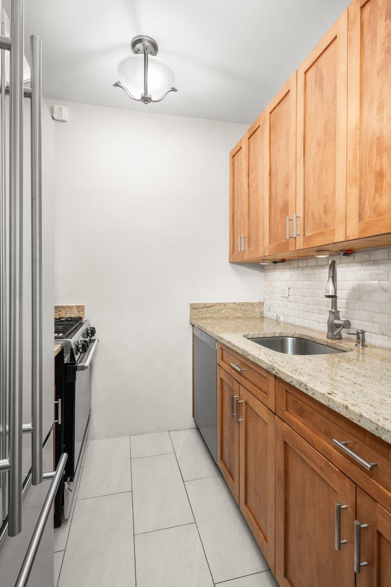 311 East 71st Street, Unit 8H Manhattan, NY 10021 - Photo 8 of 12