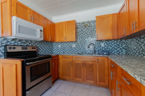 $2,500 | 214 Northeast 11th Street, Delray Beach, FL 33444