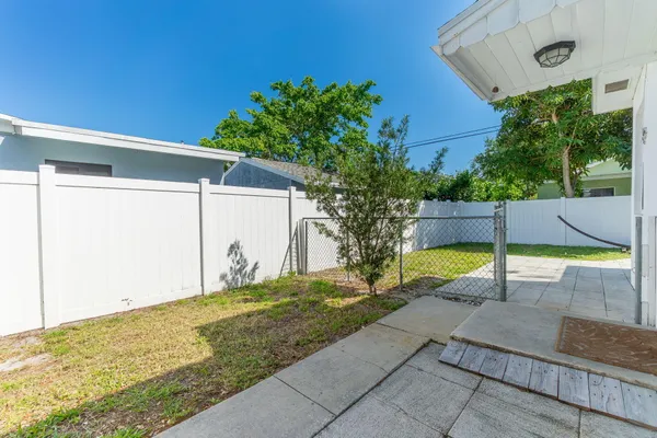 $2,500 | 214 Northeast 11th Street, Delray Beach, FL 33444