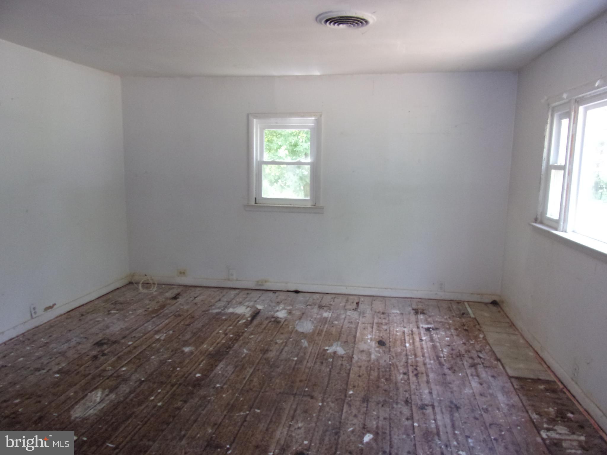 718 Fox Run Road Sewell, NJ 08080 - Photo 2 of 13 Living Room