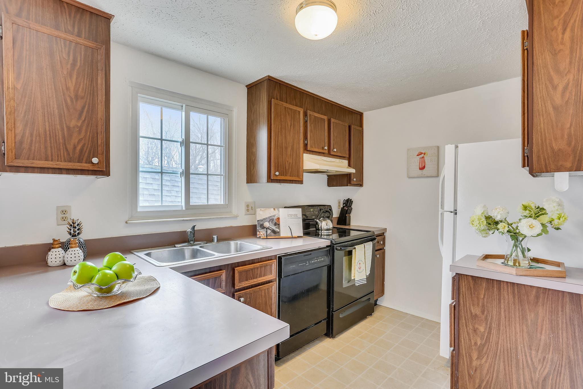 10414 Apple Ridge Road Gaithersburg, MD 20886 - Photo 13 of 48 Kitchen
