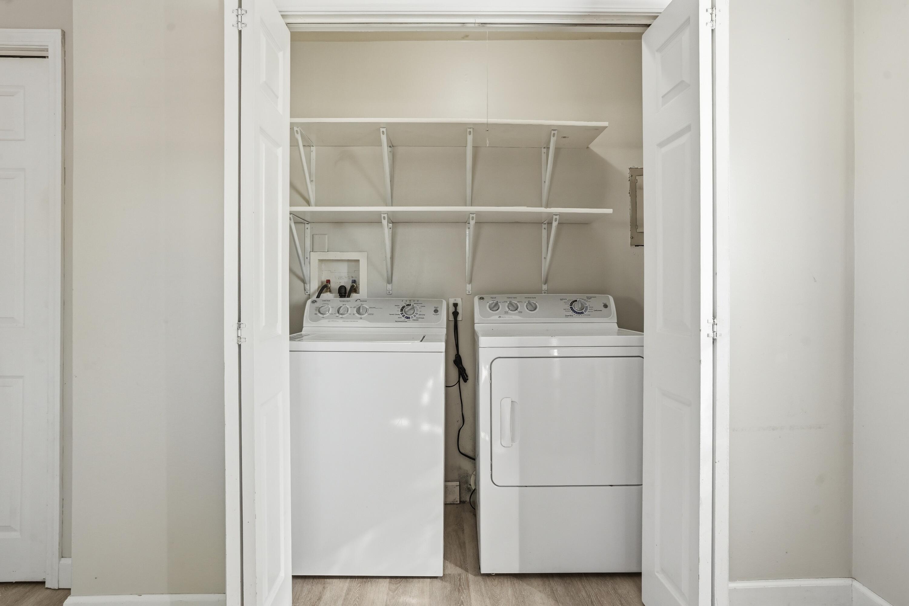 316 Oak Circle Crown Point, IN 46307 - Photo 10 of 19 a utility room with dryer and washer