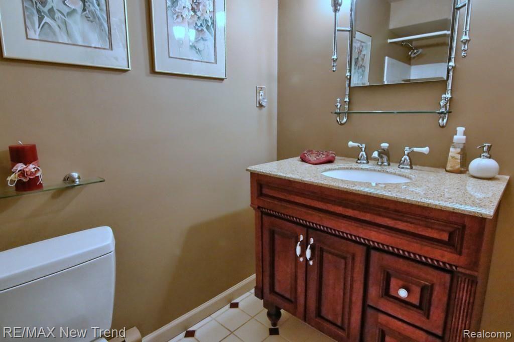 2962 Hiller Road West Bloomfield, MI 48324 - Photo 20 of 48 Main Full Bath w/ Custom Vanity w/ Granite