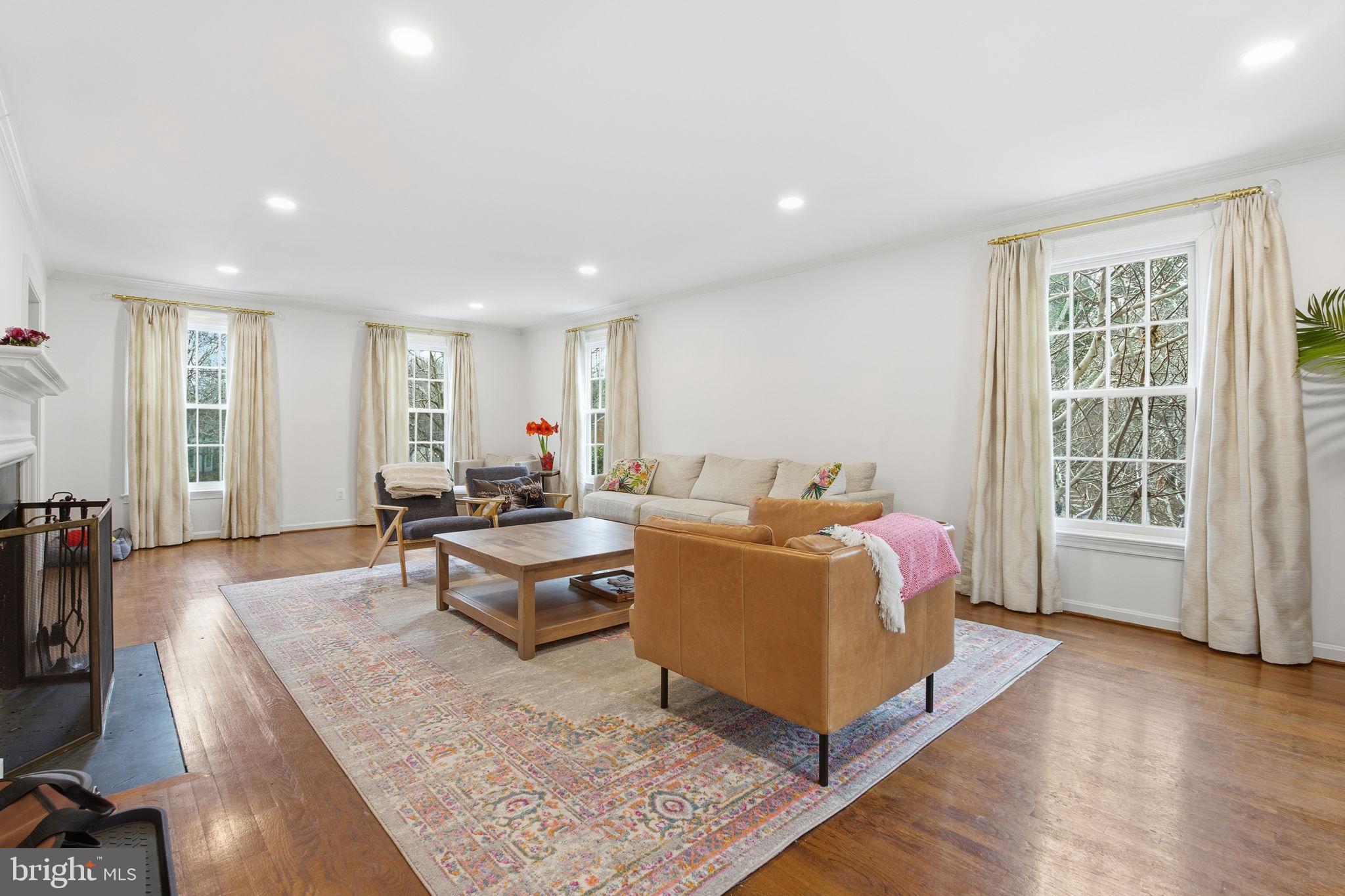 4800 Scarsdale Road Bethesda, MD 20816 - Photo 3 of 33 Living room