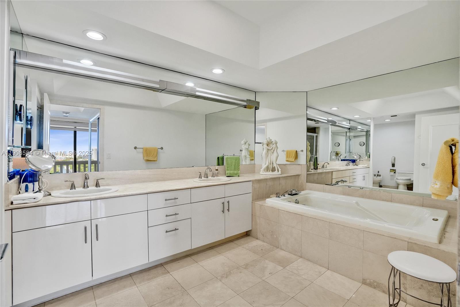 2000 Island Boulevard, Unit 1710 Aventura, FL 33160 - Photo 20 of 39