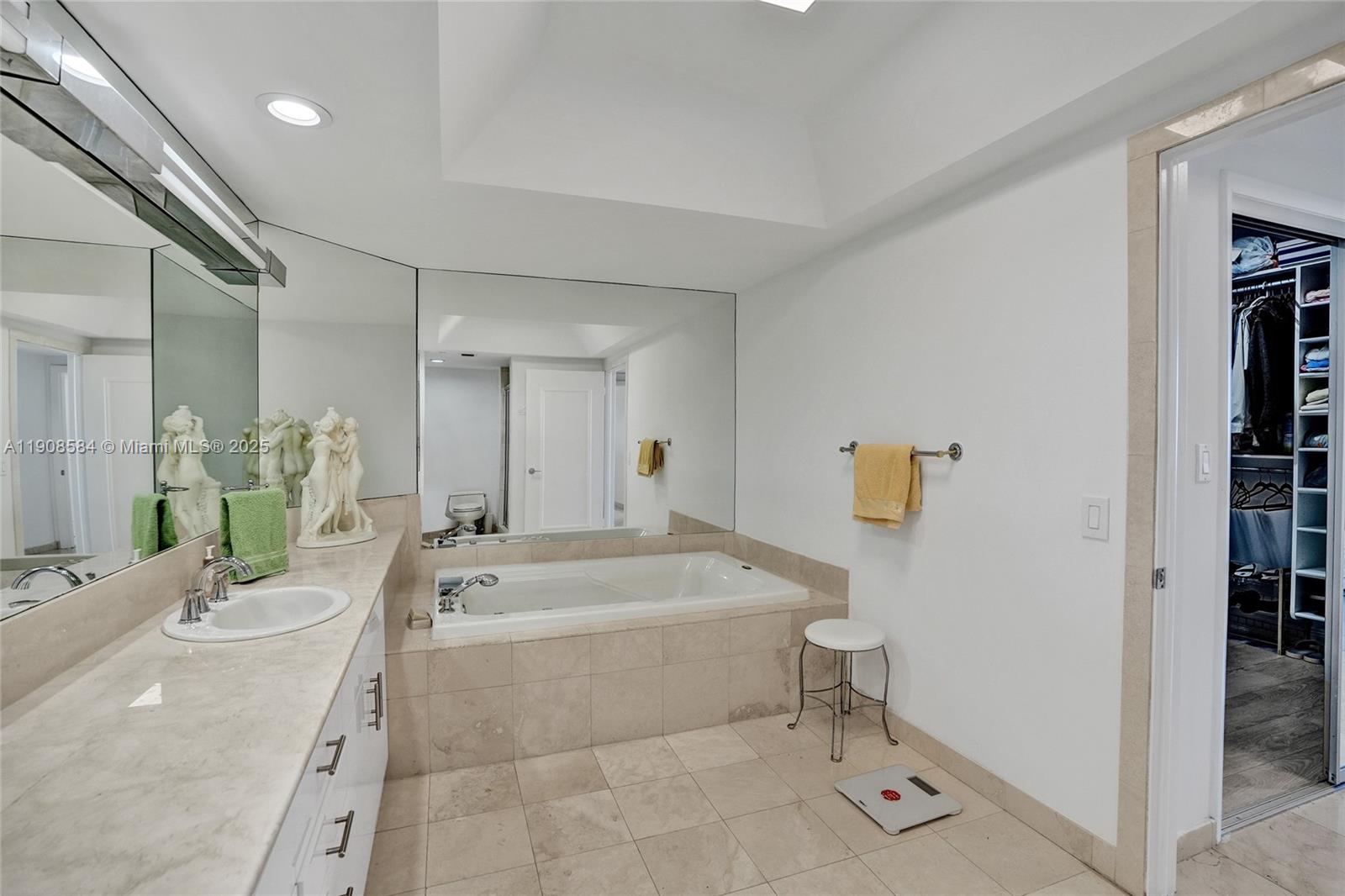 2000 Island Boulevard, Unit 1710 Aventura, FL 33160 - Photo 21 of 39