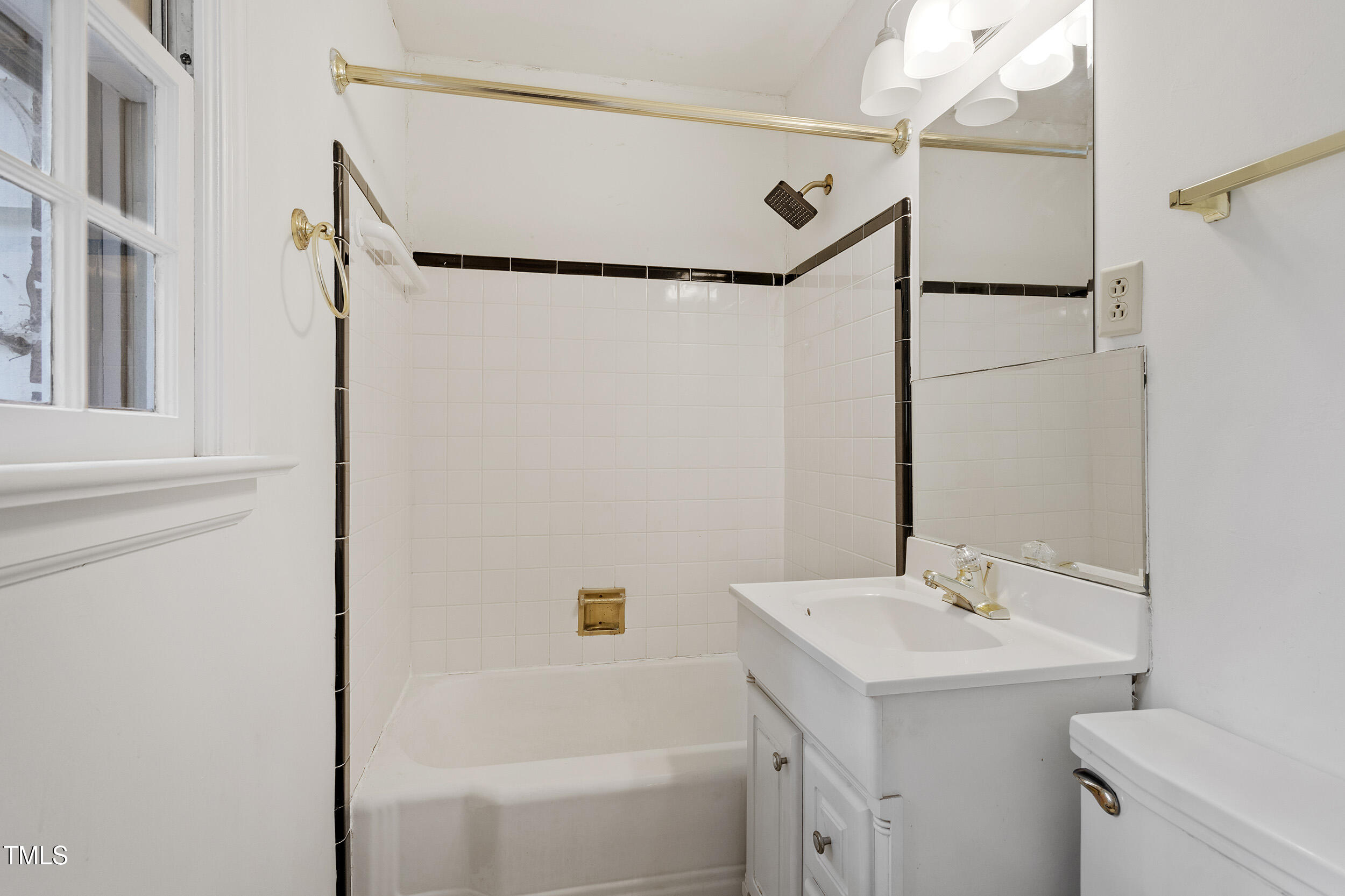 611 Beaver Dam Road Raleigh, NC 27607 - Photo 23 of 36 a bathroom with a sink a mirror and a shower