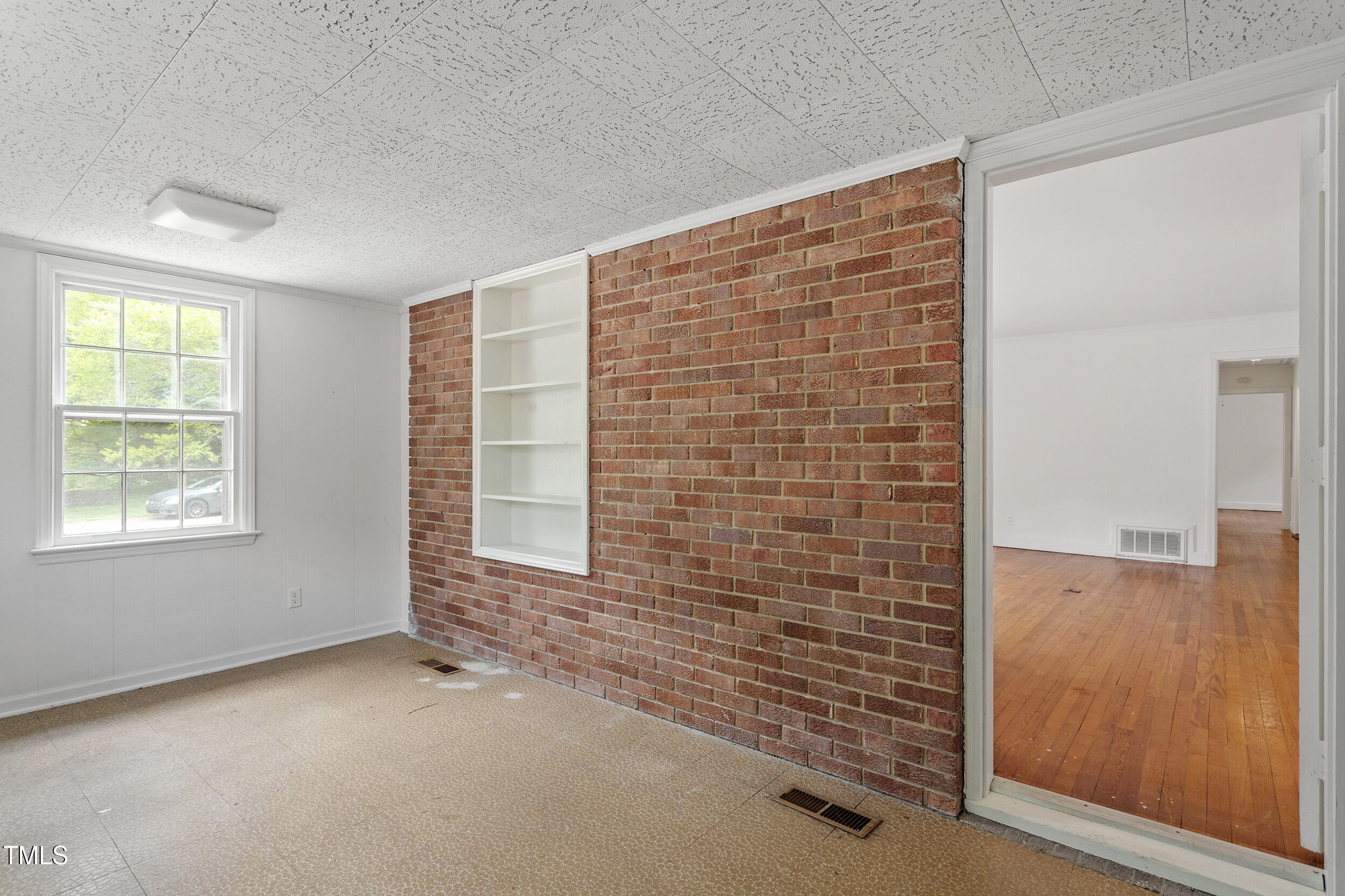 611 Beaver Dam Road Raleigh, NC 27607 - Photo 27 of 36 a view of an empty room with a window