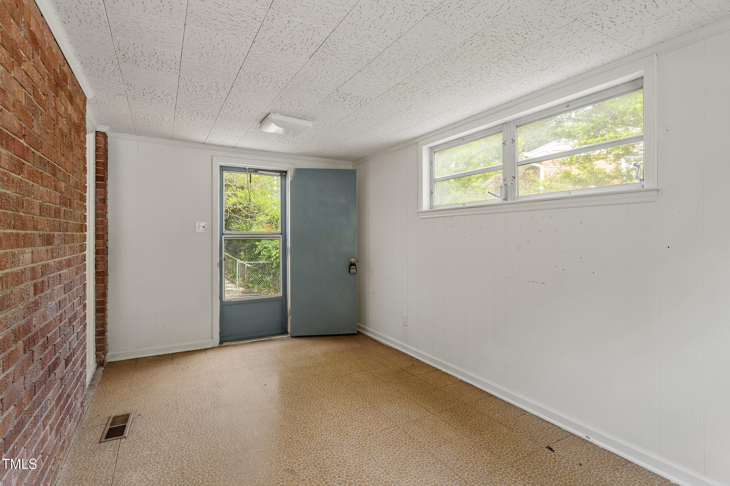 611 Beaver Dam Road Raleigh, NC 27607 - Photo 28 of 36 a view of an empty room with a window