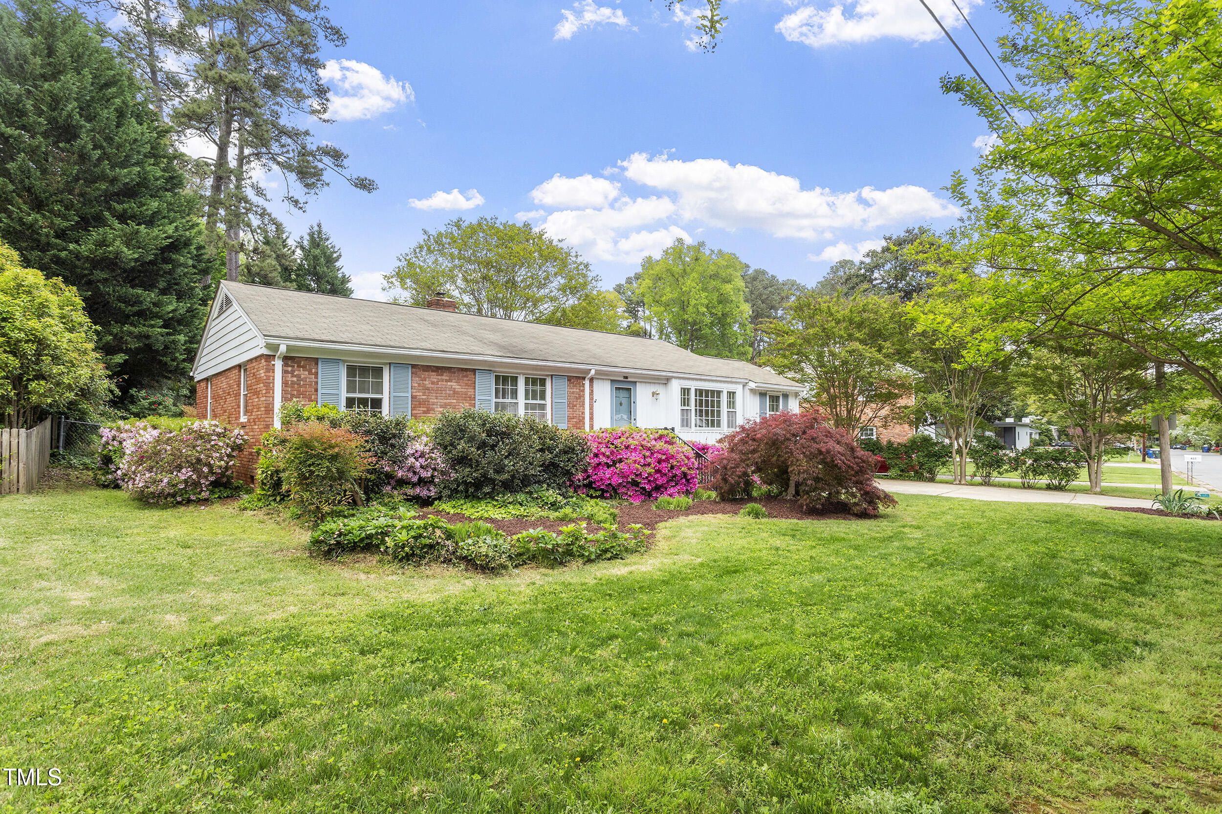 611 Beaver Dam Road Raleigh, NC 27607 - Photo 4 of 36 a front view of a house with a garden