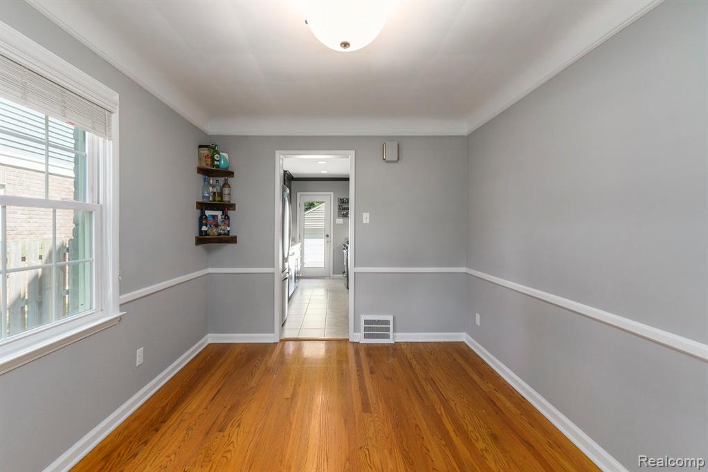 1642 Hampton Road Grosse Pointe Woods, MI 48236 - Photo 9 of 28