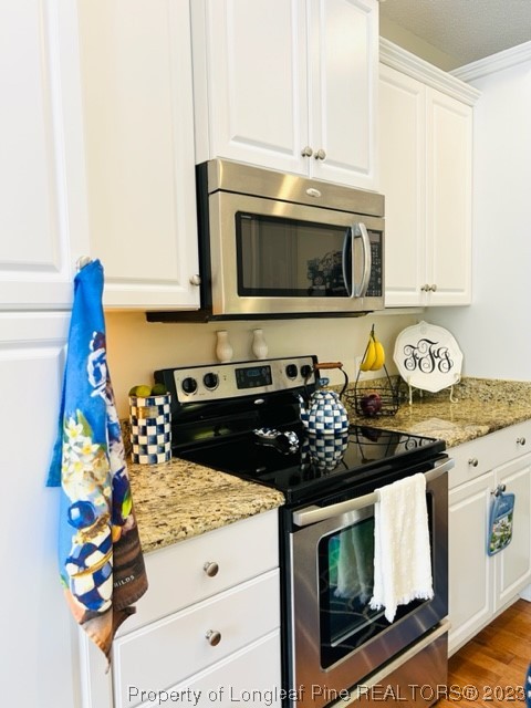 512 Maple Leaf Way Lumberton, NC 28358 - Photo 18 of 27 a stove top oven sitting inside of a kitchen
