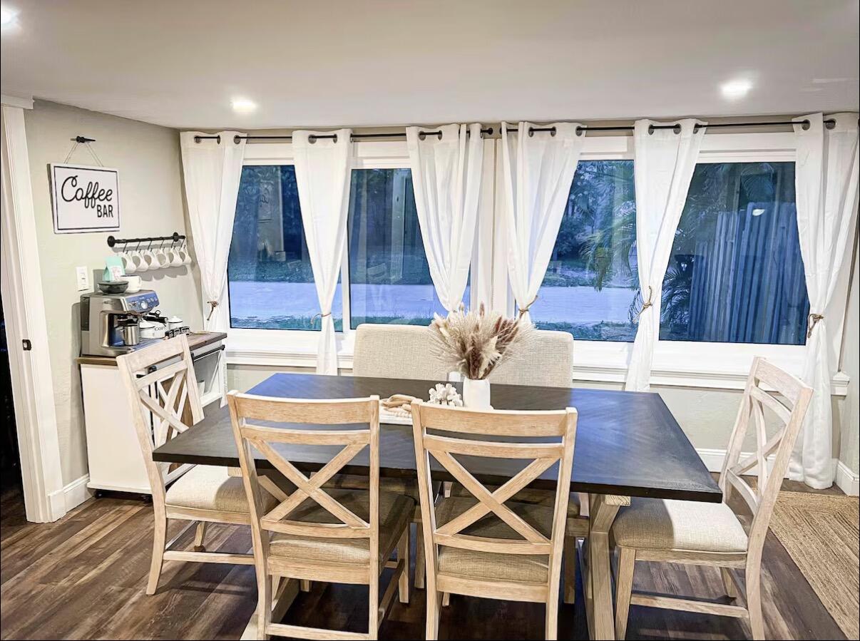 701 Southwest Bryant Avenue Stuart, FL 34994 - Photo 5 of 15 IMG_2308