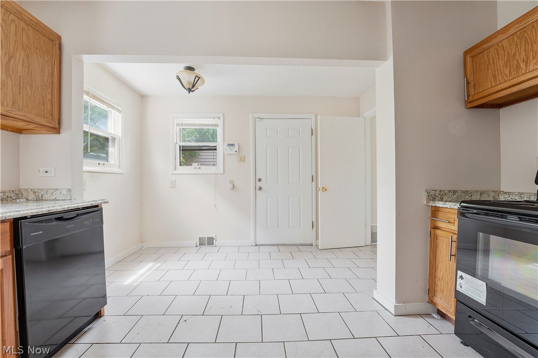 1052 Oxford Road Cleveland, OH 44121 - Photo 5 of 22 Gallery Image 5