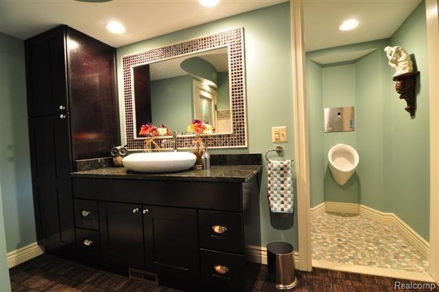 323 West 4th Street Rochester, MI 48307 - Photo 15 of 24 1st Floor Bath