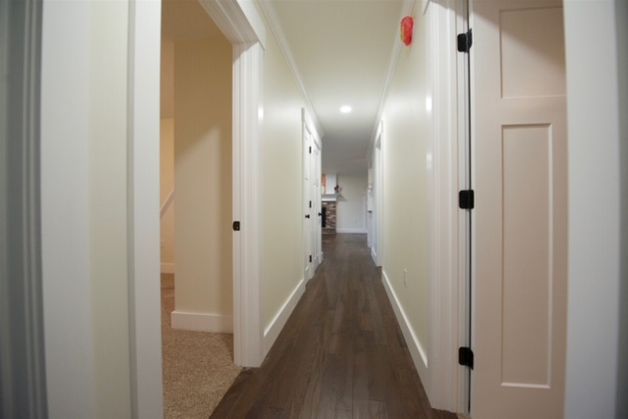 594 South Mammoth Road Manchester, NH 03109 - Photo 5 of 13