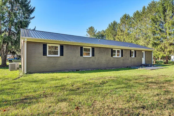 a view of a house with backyard and garden