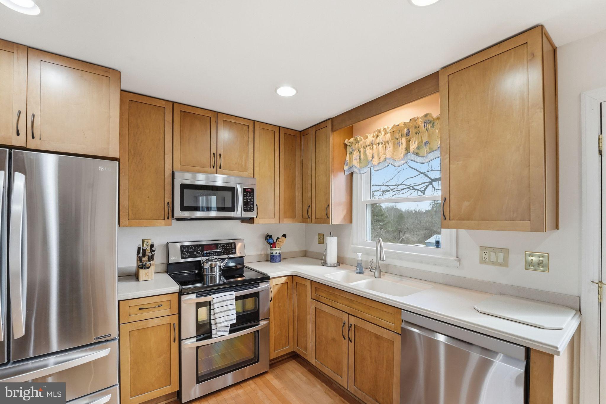 4051 Ringwood Road Nokesville, VA 20181 - Photo 20 of 58 a kitchen with stainless steel appliances a refrigerator sink and microwave