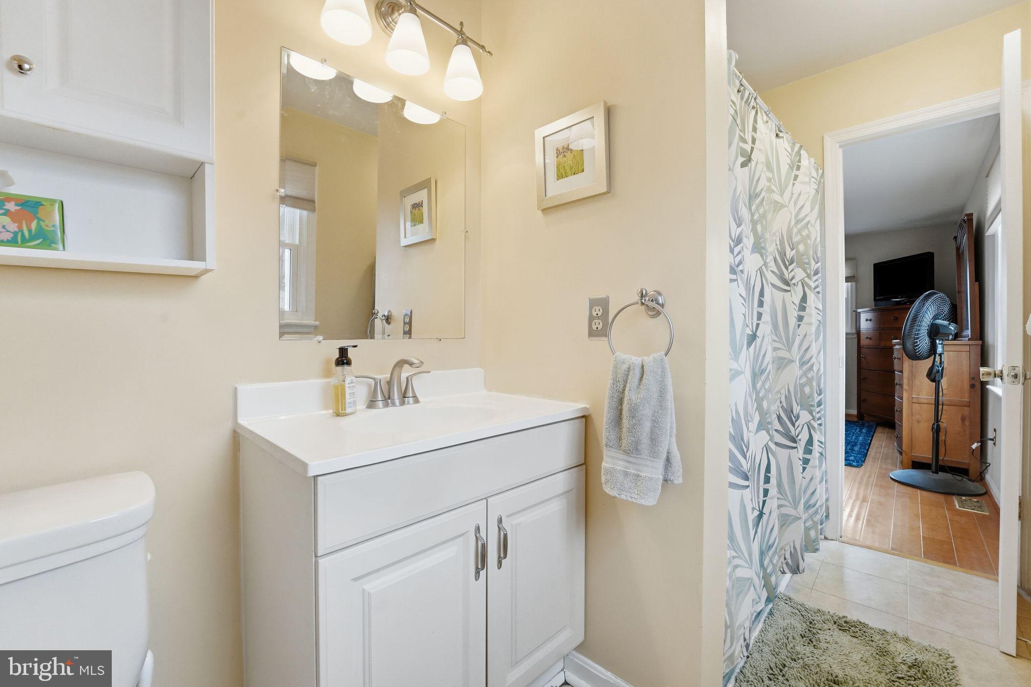 4051 Ringwood Road Nokesville, VA 20181 - Photo 33 of 58 a bathroom with a sink a toilet and shower