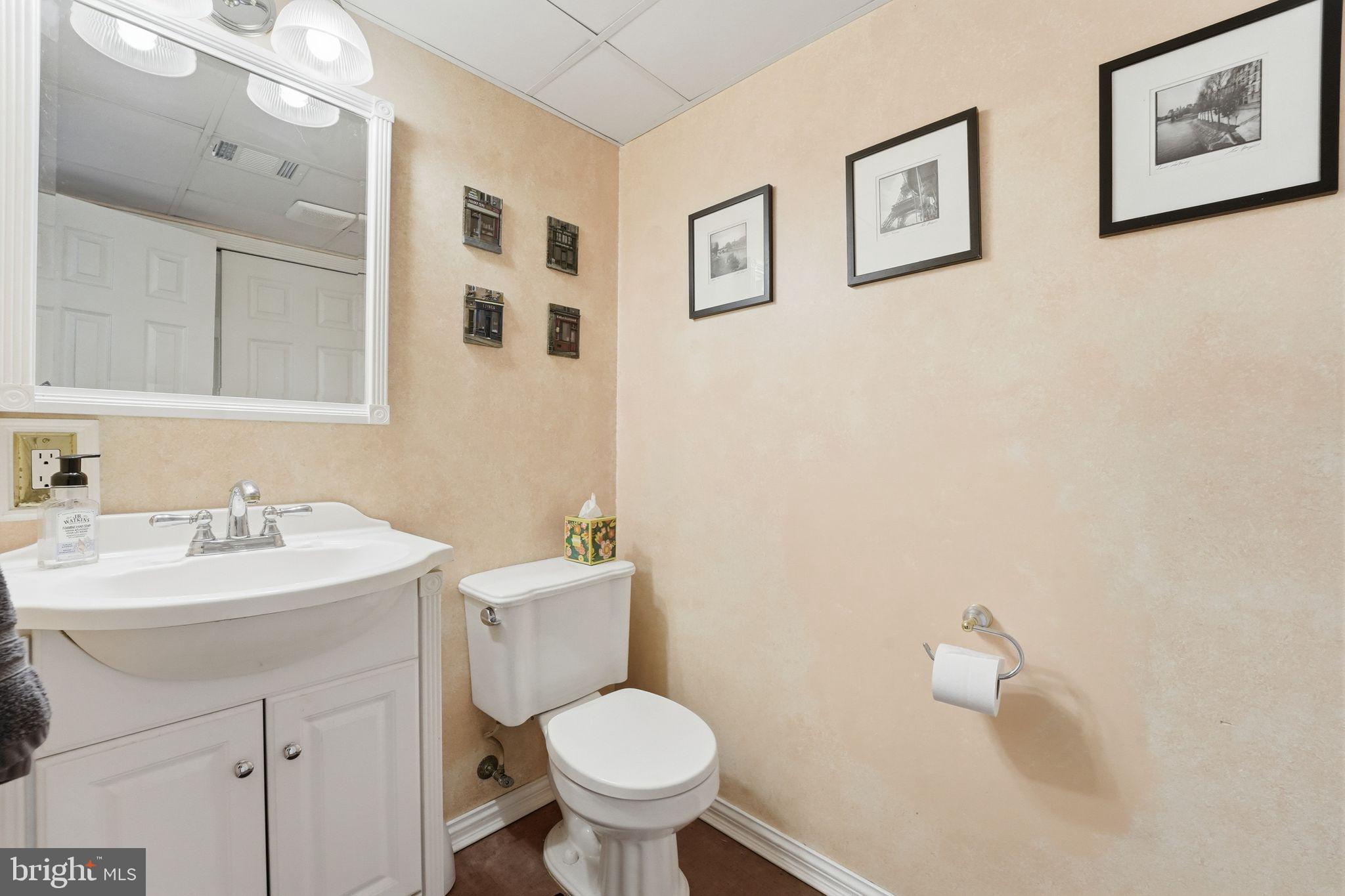 4051 Ringwood Road Nokesville, VA 20181 - Photo 38 of 58 a bathroom with a toilet sink and mirror