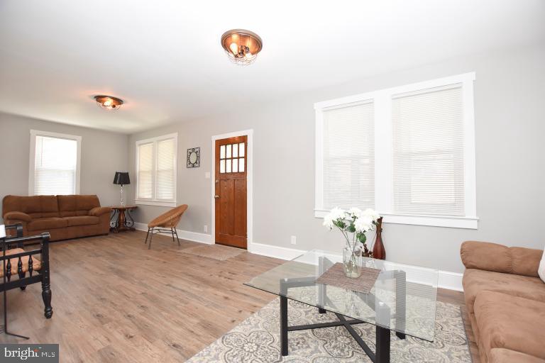 352 Lake Avenue Clementon, NJ 08021 - Photo 13 of 32 Living Room/Family Room combination
