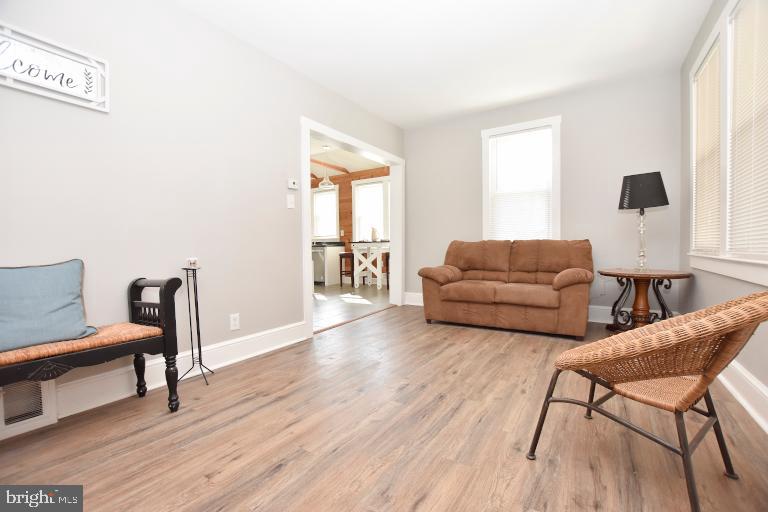 352 Lake Avenue Clementon, NJ 08021 - Photo 14 of 32 Living Room