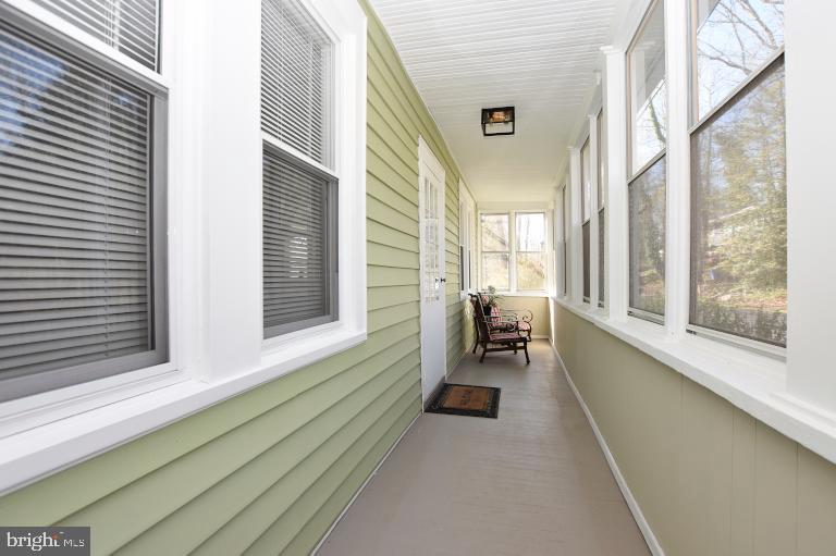 352 Lake Avenue Clementon, NJ 08021 - Photo 3 of 32 Screened in porch