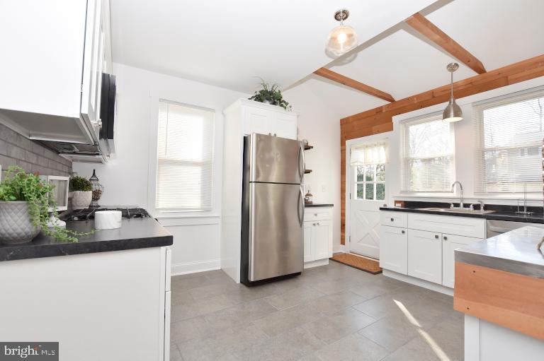 352 Lake Avenue Clementon, NJ 08021 - Photo 4 of 32 Gallery Image 4