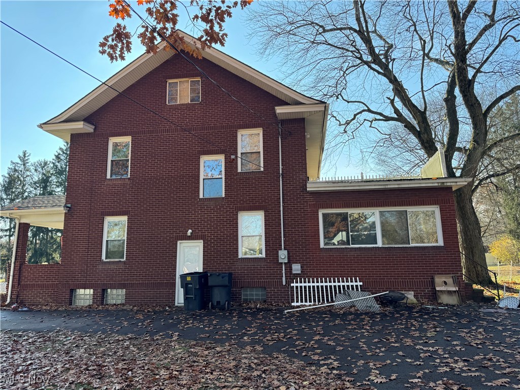 400 North Road Southeast Warren, OH 44484 - Photo 9 of 12 View of home's exterior with brick siding