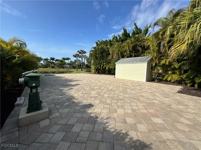 a view of a backyard