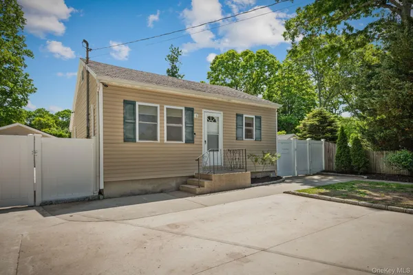 $449,000 | 289 Magnolia Drive, Selden, NY 11784