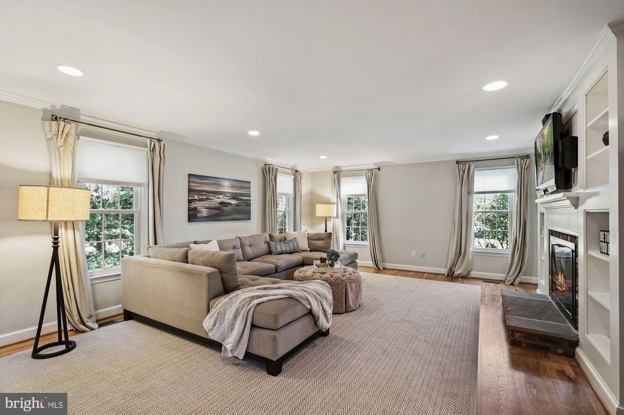 14604 Springfield Road Darnestown, MD 20874 - Photo 18 of 40 Oversized, light-filled family room