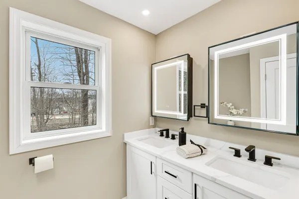 $699,999 | 9 Trues Parkway, Sandown, NH 03873