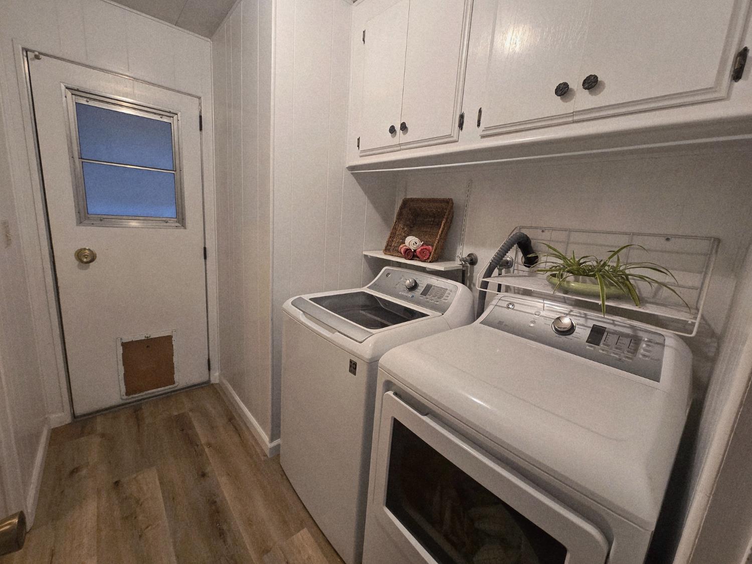 1300 West Olson Avenue, Unit 73 Reedley, CA 93654 - Photo 21 of 23 a utility room with dryer and washer