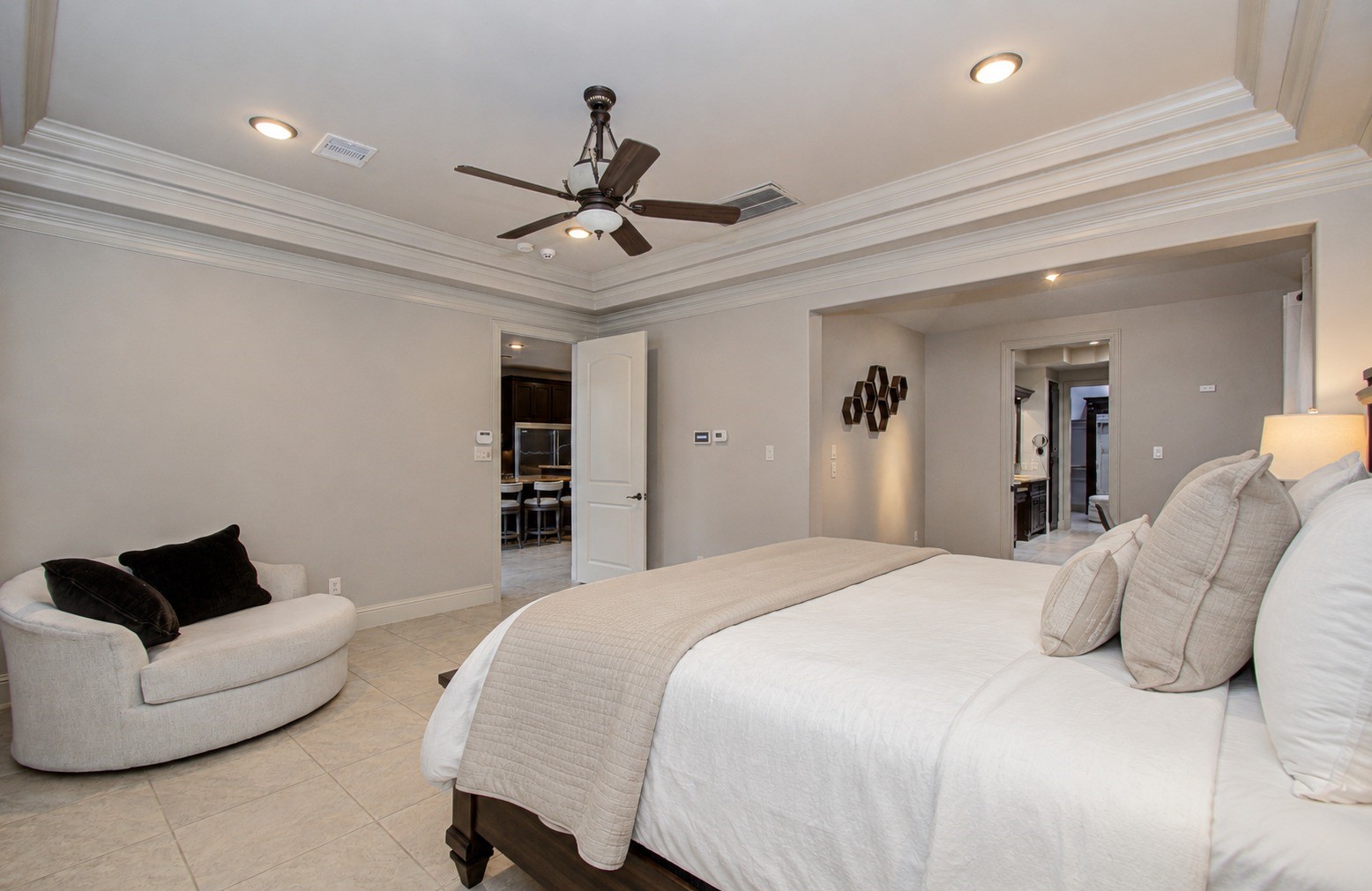 2920 Payson Street Houston, TX 77021 - Photo 20 of 50 a spacious bedroom with a bed and a couch