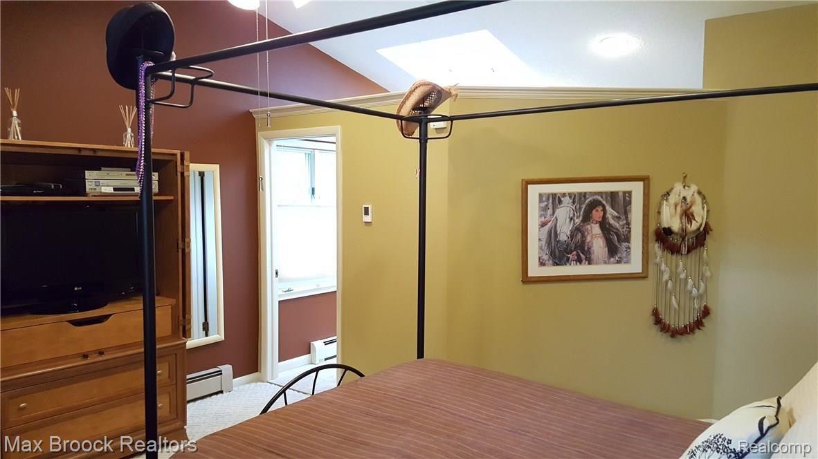 1879 Packer Road Bloomfield Hills, MI 48302 - Photo 12 of 30 Lovely Mater bedroom with cathedral ceiling and open bath.