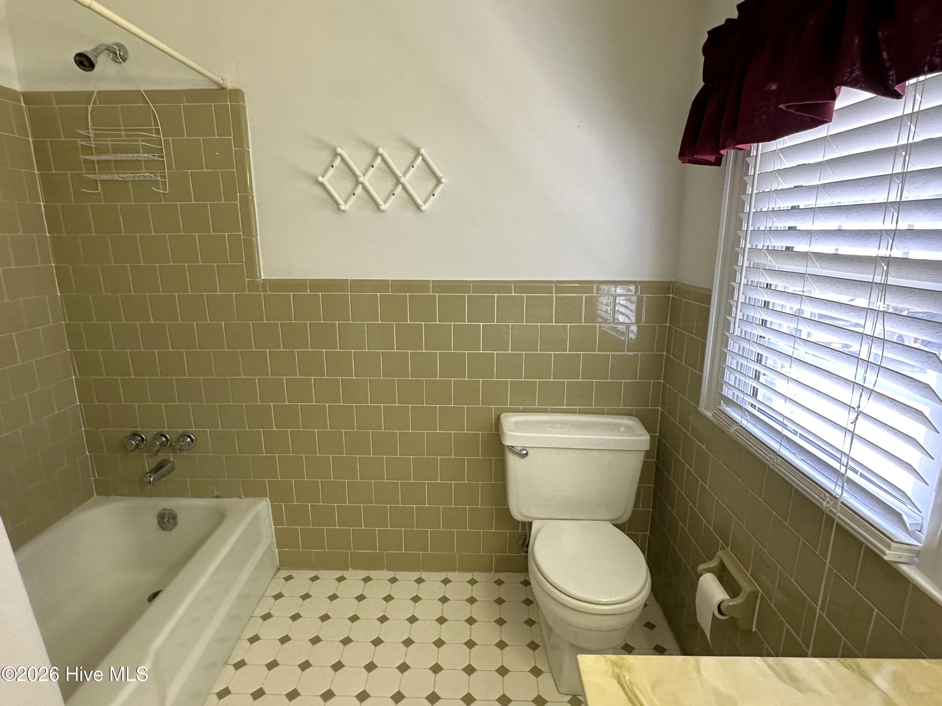 504 Pineview Road Clinton, NC 28328 - Photo 25 of 30 Upstairs Bathroom tub/shower area.