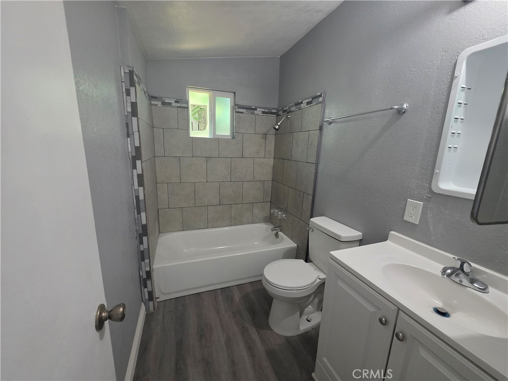 5801 Walter Street Riverside, CA 92504 - Photo 19 of 33 BATHROOM OFF MAIN BEDROOM