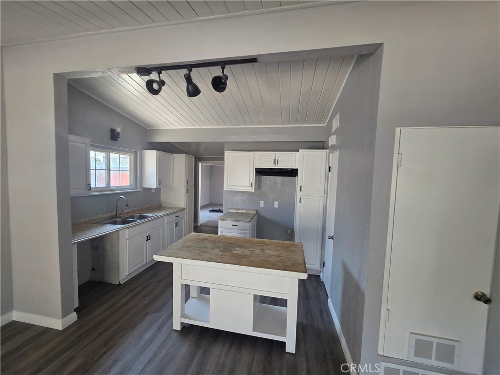 5801 Walter Street Riverside, CA 92504 - Photo 7 of 33 KITCHEN