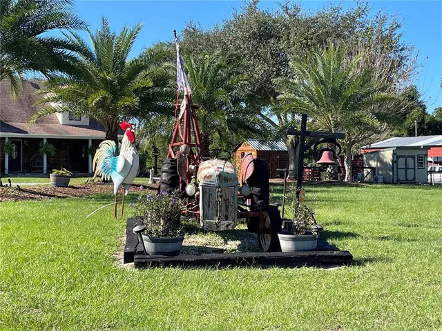 a view of a house with backyard