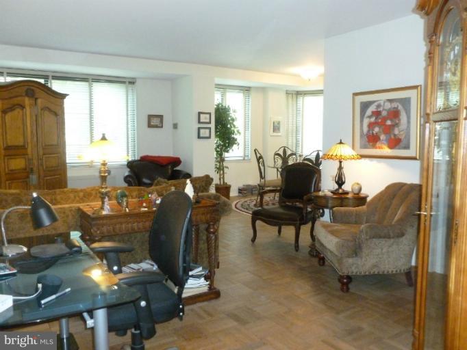 4740 Connecticut Avenue Northwest, Unit 202 Washington, DC 20008 - Photo 3 of 14 Living Room
